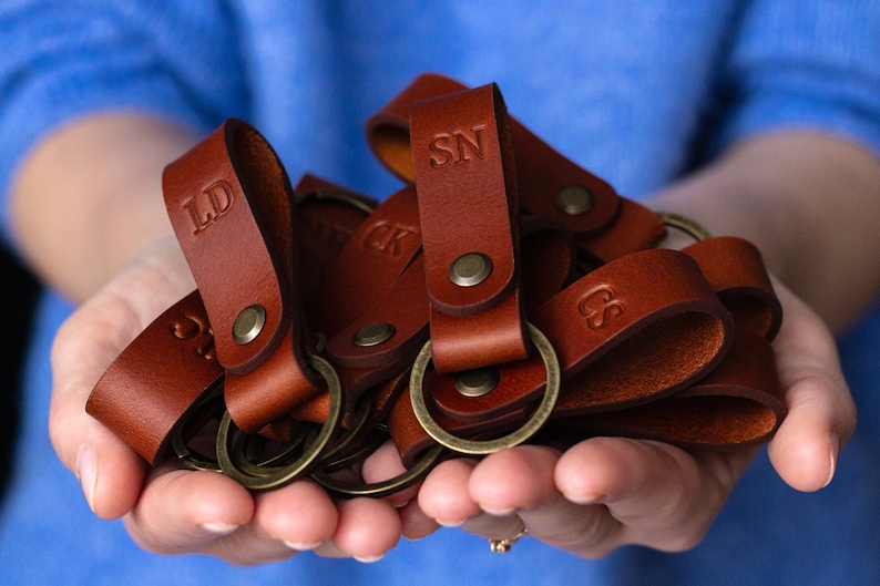 Porte-clés en cuir personnalisé : 2 personnages de chaque côté Un accessoire artisanal en cuir italien BUTTERO avec des initiales en relief. image 10