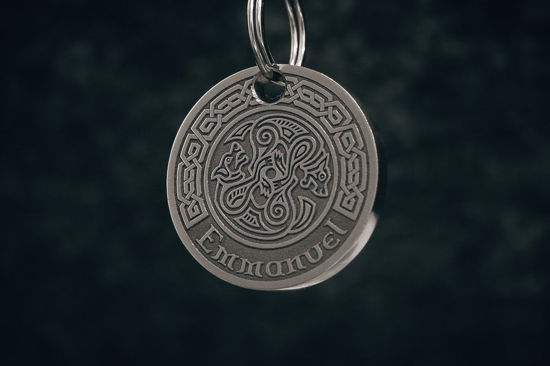 Puede incluir: Llavero de plata con un dise&ntilde;o de nudo celta y el nombre "Emmanuel" grabado en la parte delantera.