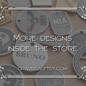 Puede incluir: Una colecci&oacute;n de chapas de perro de metal plateado con varios dise&ntilde;os y grabados. Las chapas presentan nombres como "Bruno", "Mia" y "Smith", as&iacute; como un dise&ntilde;o de lobo y sol. El texto "MORE DESIGNS INSIDE THE STORE GRAVEELV.ETSY.COM" se muestra sobre un fondo de madera.