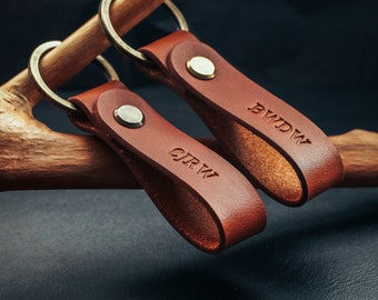 Porte-clés en cuir personnalisé : 3 personnages de chaque côté - Un accessoire artisanal en cuir italien BUTTERO avec des initiales en relief.
