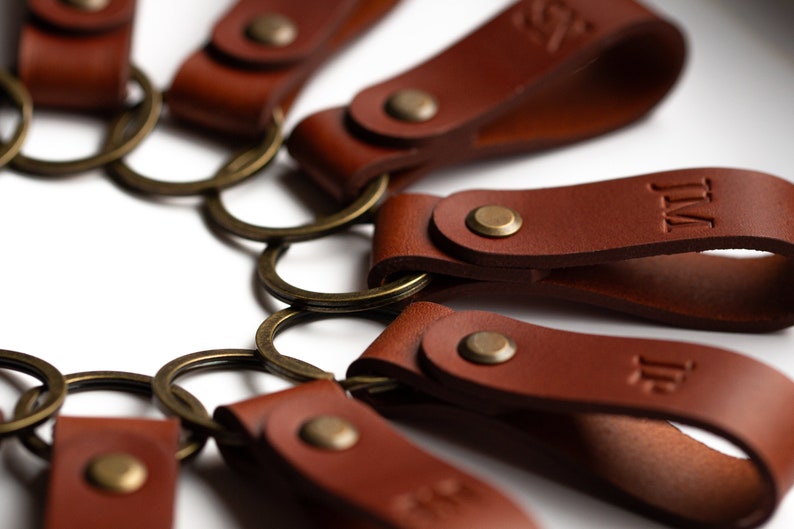 Porte-clés en cuir personnalisé : 2 personnages de chaque côté Un accessoire artisanal en cuir italien BUTTERO avec des initiales en relief. image 2