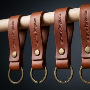 Llavero personalizado con herrajes de latón antiguo - Llavero con logotipo grabado en relieve personalizado • Marca corporativa