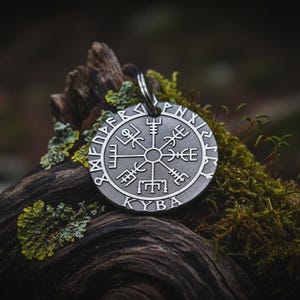 Tief gravierter Kompass Accessoire verloren Schutz Charm