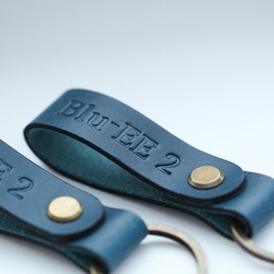 Porte-clés en cuir personnalisé : 2 personnages de chaque côté Un accessoire artisanal en cuir italien BUTTERO avec des initiales en relief. image 9