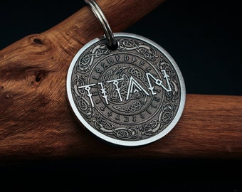 Porte-clés en métal gravé « TITAN » avec noeud celtique | Médaille d'identification pour animal de compagnie avec nom personnalisé.