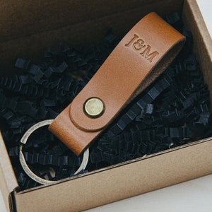 Porte-clés en cuir personnalisé : 2 personnages de chaque côté Un accessoire artisanal en cuir italien BUTTERO avec des initiales en relief. image 8
