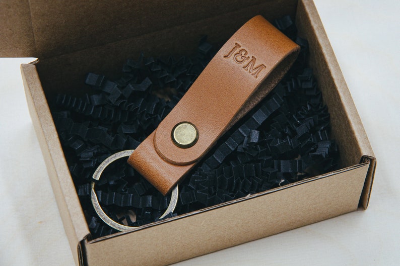 Porte-clés en cuir personnalisé : 2 personnages de chaque côté Un accessoire artisanal en cuir italien BUTTERO avec des initiales en relief. image 8