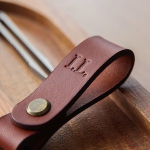 Porte-clés en cuir personnalisé : 2 personnages de chaque côté Un accessoire artisanal en cuir italien BUTTERO avec des initiales en relief. image 5