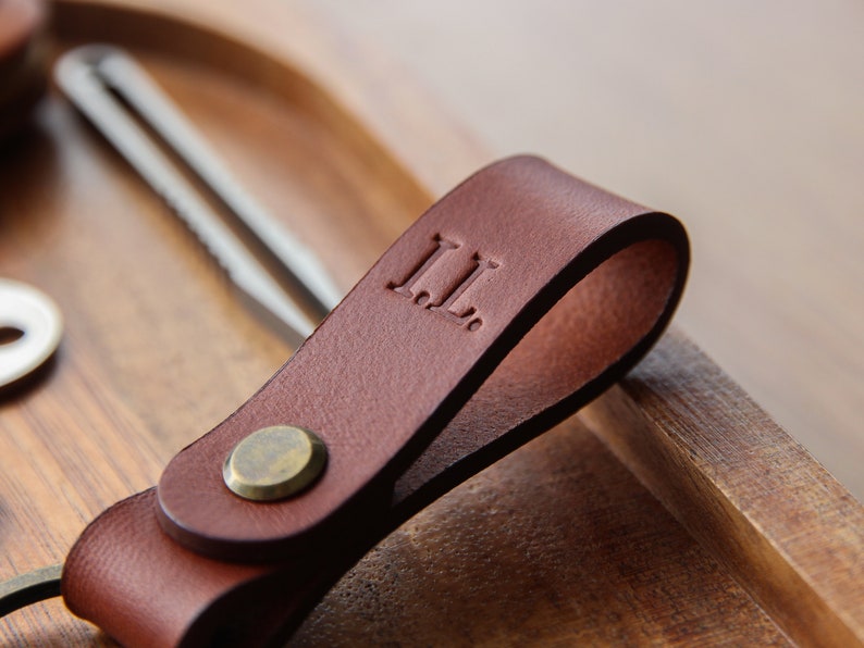 Porte-clés en cuir personnalisé : 2 personnages de chaque côté Un accessoire artisanal en cuir italien BUTTERO avec des initiales en relief. image 5
