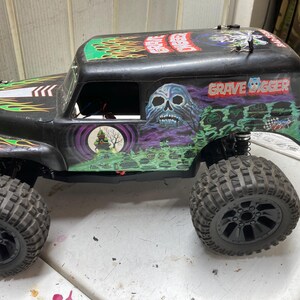 Upcycled 1/12 Grave Digger RC Stunt Truck: Fast 4WD Off-Road image 5