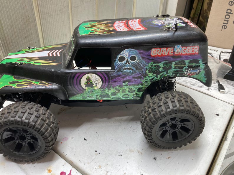 Upcycled 1/12 Grave Digger RC Stunt Truck: Fast 4WD Off-Road image 5