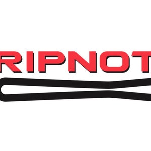 Puede incluir: Un logotipo rojo con la palabra "RIPNOT" en una fuente en negrita, sans-serif. Debajo de la palabra hay una imagen estilizada negra de un clip.