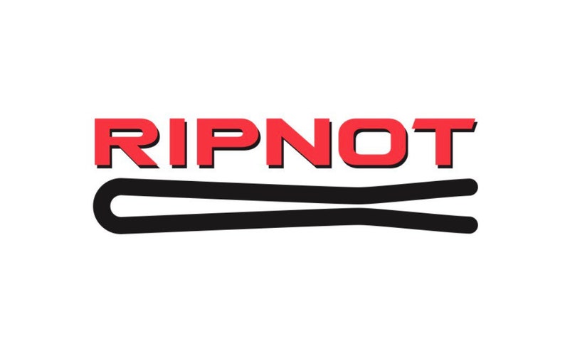 Puede incluir: Un logotipo rojo con la palabra "RIPNOT" en una fuente en negrita, sans-serif. Debajo de la palabra hay una imagen estilizada negra de un clip.