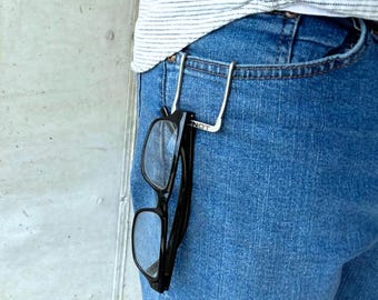 Clip para gafas de lectura para hombre / Regalo único para papá, esposo o abuelo / Clip resistente para cinturón o bolsillo / Nunca más perderás tus gafas