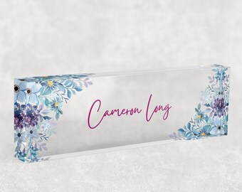 Gepersonaliseerde acrylnaambordje: kantoordecor met blauwe bloemen