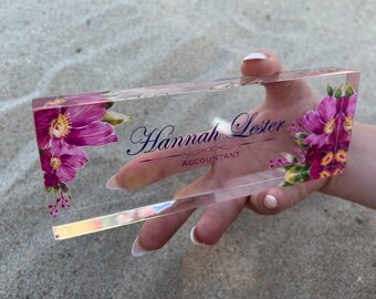 Gepersonaliseerd acrylnaambordje met bloemen: kantoordecor op maat