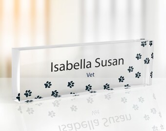 Naamplaatje dierenartsenpraktijk: gepersonaliseerd tafelbord van acryl