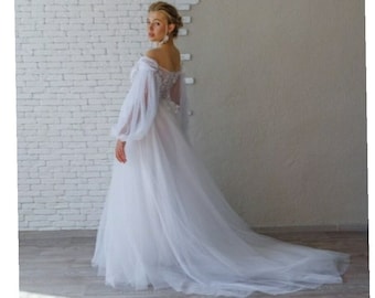 Hochzeitskleid aus Tüll und Spitze in A-Linie. Offene Schultern, weiches Spitzenhochzeitskleid mit Schleppe. Elegantes weißes oder elfenbeinfarbenes Hochzeitskleid. Elegantes Brautkleid