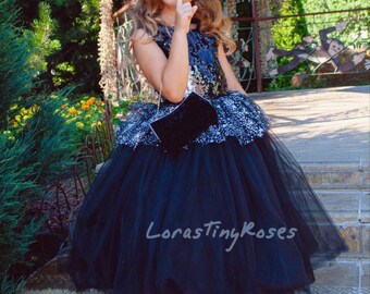 Könnte beinhalten: Ein junger Mensch in einem schwarzen Pailletten- und Tüllkleid, schwarzen Schuhen und einer schwarzen Schleife. Das Kleid hat ein silbernes Paillettenoberteil und einen mehrlagigen Tüllrock. Der Text "LorastinyRoses" ist sichtbar.