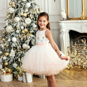 Blumenmädchen Kleid pfirsich ivory, geblümtes Spitzenkleid, leichtes Sommerkleid, Hochzeit Babykleid mit Blumen Applikation, Super Sale - 50%