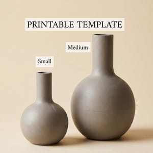以下が含まれることがあります： 球形の本体と細い円筒形の首を持つ2つのマットグレーの花瓶。小さい花瓶には「Small」、大きい花瓶には「Medium」とラベルが付けられています。画像の上部には「PRINTABLE TEMPLATE」というテキストがあり、印刷可能なテンプレートであることを示しています。
