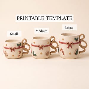 Könnte beinhalten: Drei cremefarbene Keramikbecher mit der Beschriftung Small, Medium und Large, verziert mit einem roten Band, einem geschlungenen Henkel und Weihnachtsmotiven wie Lebkuchenmännern, Zuckerstangen, Stechpalmen und Sternen. Text: PRINTABLE TEMPLATE.