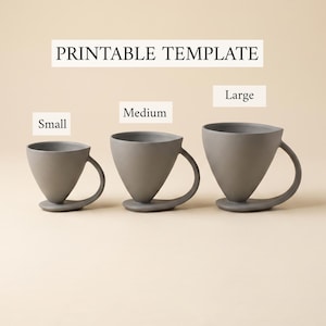 Puede incluir: Tres tazas grises en tamaños pequeño, mediano y grande, cada una con forma cónica, asa curva y base plana. El texto PRINTABLE TEMPLATE se muestra arriba, con las etiquetas Small, Medium y Large sobre cada una de las tazas.
