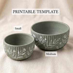 Peut inclure: Deux bols vert sauge avec des textures côtelées verticales et des motifs floraux blancs peints à la main. Le plus petit bol est étiqueté Small et le plus grand Medium. Le texte PRINTABLE TEMPLATE est affiché en haut de l'image.