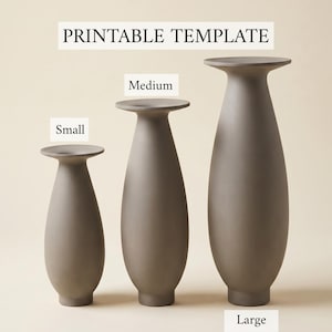 Peut inclure: Trois vases taupe mat de tailles petite, moyenne et grande disposés en rangée. Le texte PRINTABLE TEMPLATE est centré au-dessus des vases, avec les étiquettes Small, Medium et Large placées près de chaque vase pour indiquer leur taille.