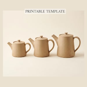 Op de afbeelding: Drie beige keramische theepotten van verschillende formaten staan op een lichte achtergrond. Elke theepot heeft een afgeronde body, een gebogen handvat, een tuit en een deksel met een kleine knop. De tekst "PRINTABLE TEMPLATE" staat bovenaan.