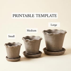 Peut inclure: Trois pots de fleurs en argile grise avec des bords festonnés et des soucoupes assorties, disposés en tailles petite, moyenne et grande. Le texte PRINTABLE TEMPLATE est affiché au-dessus, avec les étiquettes Small, Medium et Large.