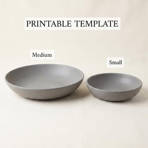 Op de afbeelding: Twee matte grijze kommen van verschillende groottes, gelabeld als Medium en Small, worden getoond. De tekst PRINTABLE TEMPLATE verschijnt boven de kommen. De kommen hebben een gladde, ronde vorm met een geringe diepte en neutrale kleur.