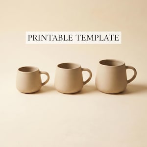 Puede incluir: Tres tazas de cerámica beige de diferentes tamaños, con cuerpos redondeados y asas curvas. Están dispuestas en fila sobre un fondo neutro. El texto "PRINTABLE TEMPLATE" se muestra encima de las tazas.