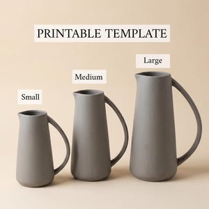 Może przedstawiać: Trzy matowe szare dzbanki ceramiczne w rozmiarach małym, średnim i dużym, każdy z zakrzywionym uchwytem i dzióbkiem. Tekst PRINTABLE TEMPLATE znajduje się powyżej, z etykietami Small, Medium i Large nad każdym z dzbanków.