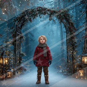 Peut inclure: Un enfant vêtu d'un manteau rouge, d'une écharpe et de gants se tient dans une forêt enneigée. L'arrière-plan présente une arche décorée, des lanternes et des guirlandes lumineuses, créant une ambiance hivernale festive. L'image évoque les fêtes de fin d'année.