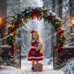 Può includere: Una bambina in un vestito rosso con finiture bianche tiene un orsacchiotto in una scena invernale innevata. Un arco natalizio con fiocchi rossi e luci incornicia la scena. Due lanterne illuminano l'ingresso, con regali incartati ai suoi piedi.