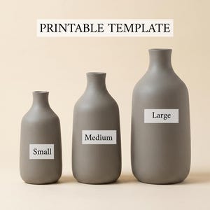 Könnte beinhalten: Drei matte graue Vasen unterschiedlicher Höhe in einer Reihe angeordnet. Die Vasen sind mit weißen rechteckigen Aufklebern versehen, auf denen Small, Medium und Large steht. Der Text PRINTABLE TEMPLATE steht zentriert in schwarzer Serifenschrift.