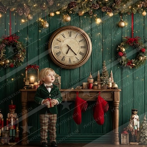 Könnte beinhalten: Festliche Weihnachtsszene mit einem Kind in einem grünen Samtblazer, das ein Geschenk hält. Der Hintergrund zeigt eine große Uhr, Kränze, Strümpfe und einen geschmückten Kaminsims. Der Raum ist mit Weihnachtsdekorationen und Lichtern geschmückt.