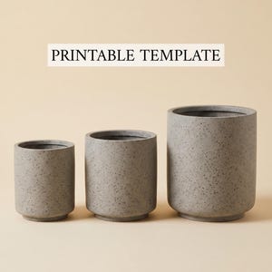 Peut inclure: Trois jardinières cylindriques grises mouchetées de différentes tailles. Les jardinières ont une base arrondie et un bord lisse. Le texte "PRINTABLE TEMPLATE" est affiché au-dessus des jardinières en noir.