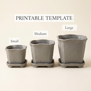 Op de afbeelding: Drie grijze vierkante plantenbakken met bijpassende schotels, gelabeld als Small, Medium en Large. De tekst PRINTABLE TEMPLATE staat boven de bakken. Elke plantenbak heeft een textuur en een licht golvende, uitlopende rand.