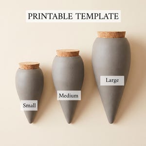 以下が含まれることがあります： コルク栓が付いた3つのグレーの涙型容器が、小さい順に並んでいます。上部に「PRINTABLE TEMPLATE」というテキストがあり、各容器には「Small」「Medium」「Large」というラベルが重ねて表示されています。