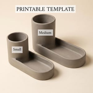 Può includere: Due contenitori cilindrici grigi con vassoi ovali attaccati, etichettati come Small e Medium. L'immagine include il testo PRINTABLE TEMPLATE in alto. Questi oggetti presentano una finitura opaca liscia e un design funzionale e unificato.