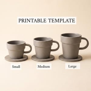 Könnte beinhalten: Drei graue Keramikbecher mit passenden Untertassen in den Größen klein, mittel und groß. Der Text PRINTABLE TEMPLATE steht oben, mit den Beschriftungen Small, Medium und Large unter jedem entsprechenden Becher des Sets.