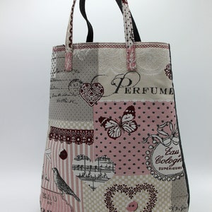 Sac à main en tissu de forme triangulaire