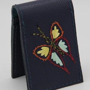 Porte-cartes en cuir bleu brodé sur cuir aux rubans Motif Papillon
