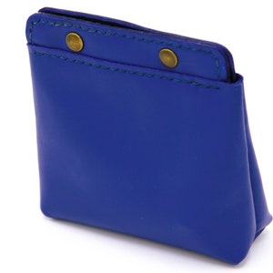 Sacchetto in pelle blu fatto a mano – accessorio minimalista ed elegante per carte e monete