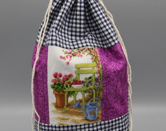 Gestickte Pochon-Tasche mit Gartenmotiv