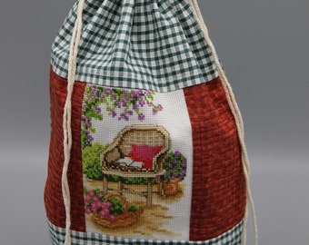 Gestickte Pochon-Tasche mit Gartenmotiv