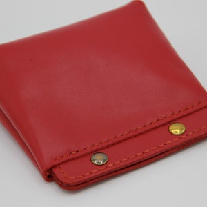 Pochette en Cuir Rouge Fait Main – Accessoire Minimaliste et Élégant pour Cartes et Monnaie