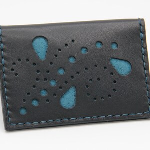Porte-cartes en cuir noir et bleu canard Motif floral